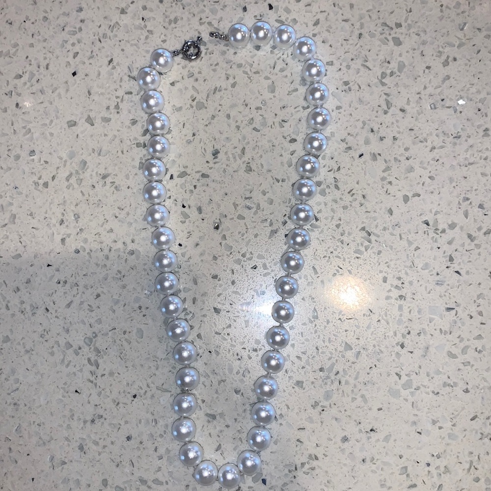 pearls necklace more like a choker type  💕